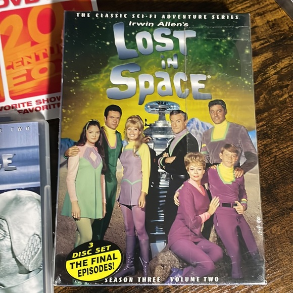 LOST IN SPACE SEASON 3 Volumes 1 & 2 - Picture 4 of 6